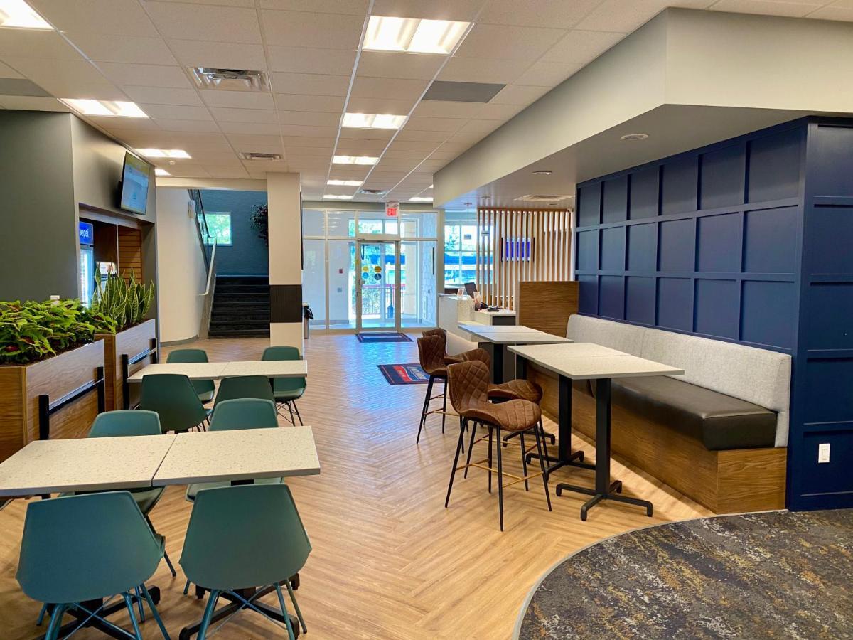 Howard Johnson By Wyndham Winnipeg West Экстерьер фото