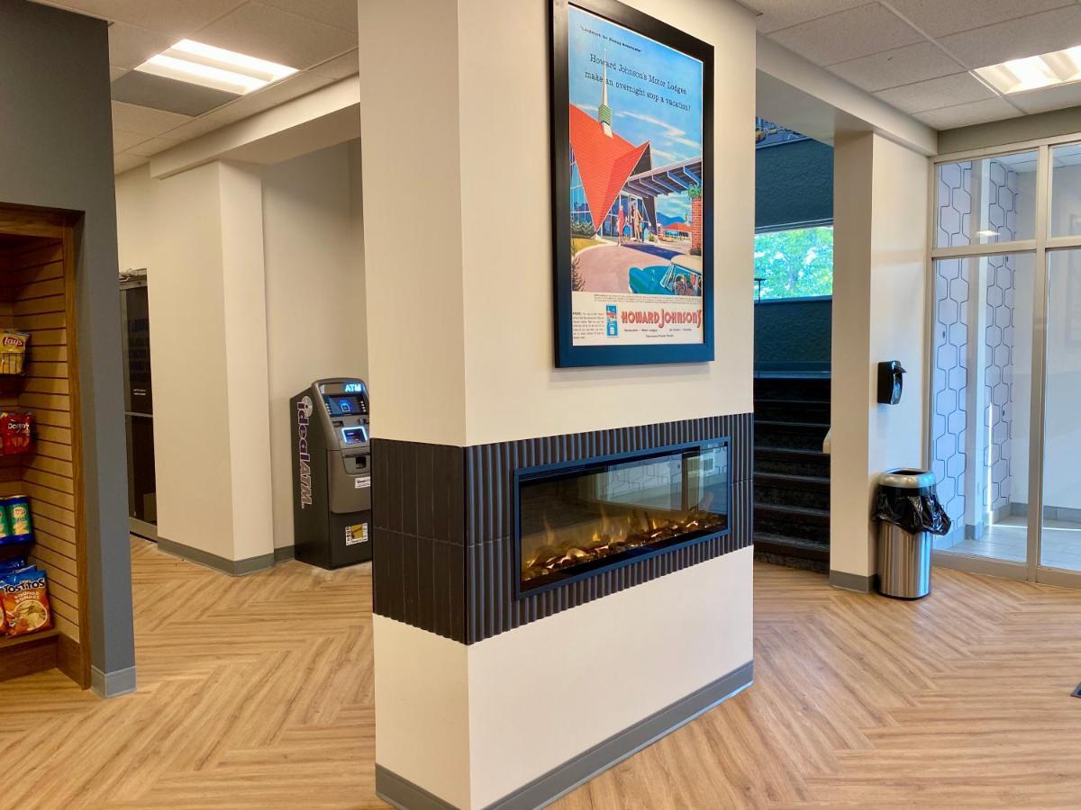 Howard Johnson By Wyndham Winnipeg West Экстерьер фото