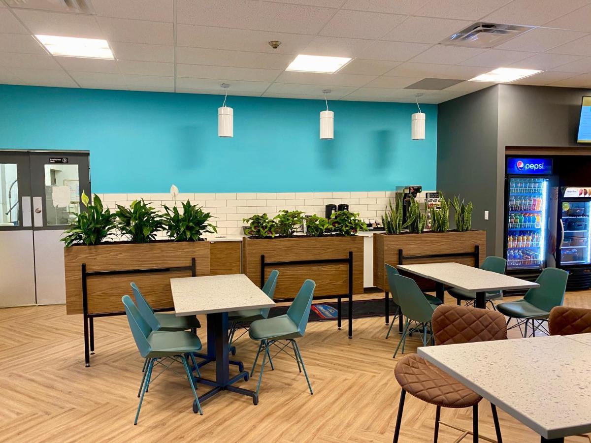 Howard Johnson By Wyndham Winnipeg West Экстерьер фото
