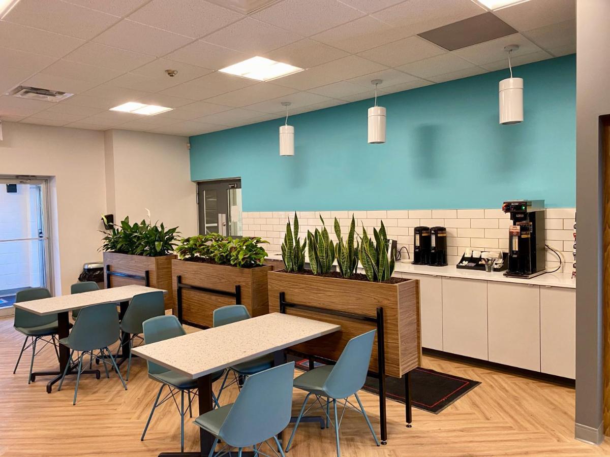 Howard Johnson By Wyndham Winnipeg West Экстерьер фото