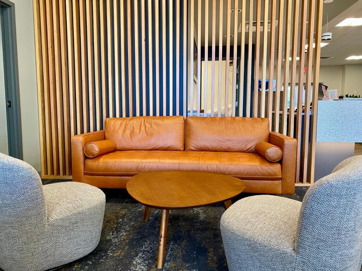 Howard Johnson By Wyndham Winnipeg West Экстерьер фото