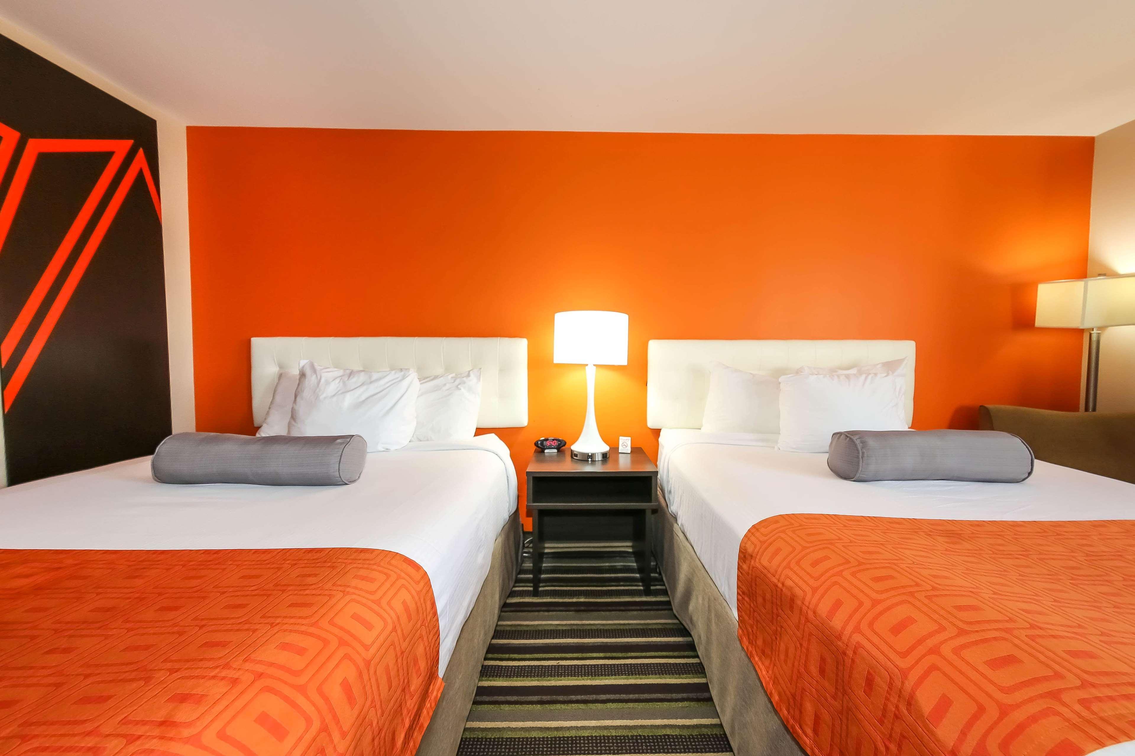 Howard Johnson By Wyndham Winnipeg West Экстерьер фото