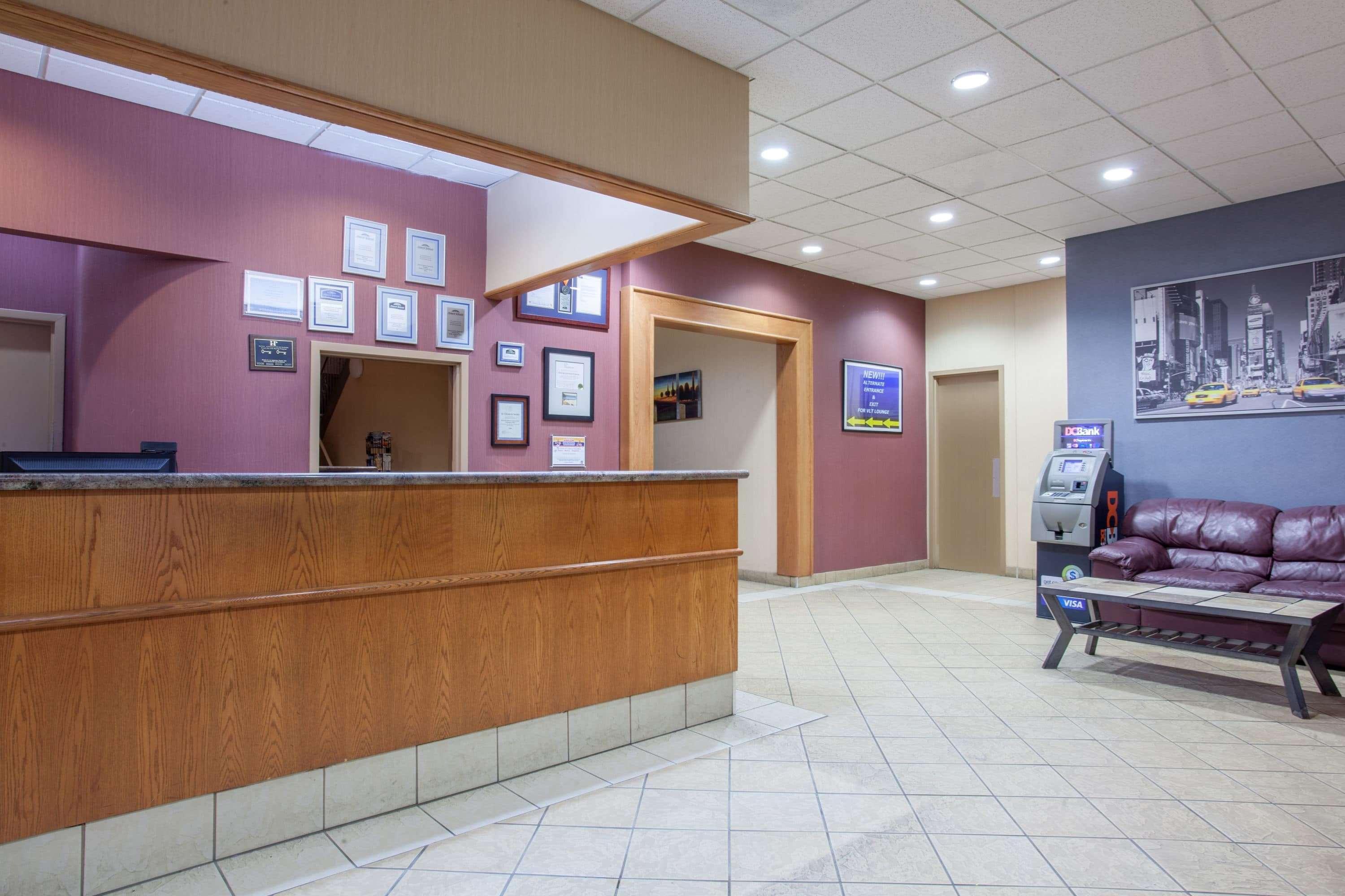 Howard Johnson By Wyndham Winnipeg West Экстерьер фото
