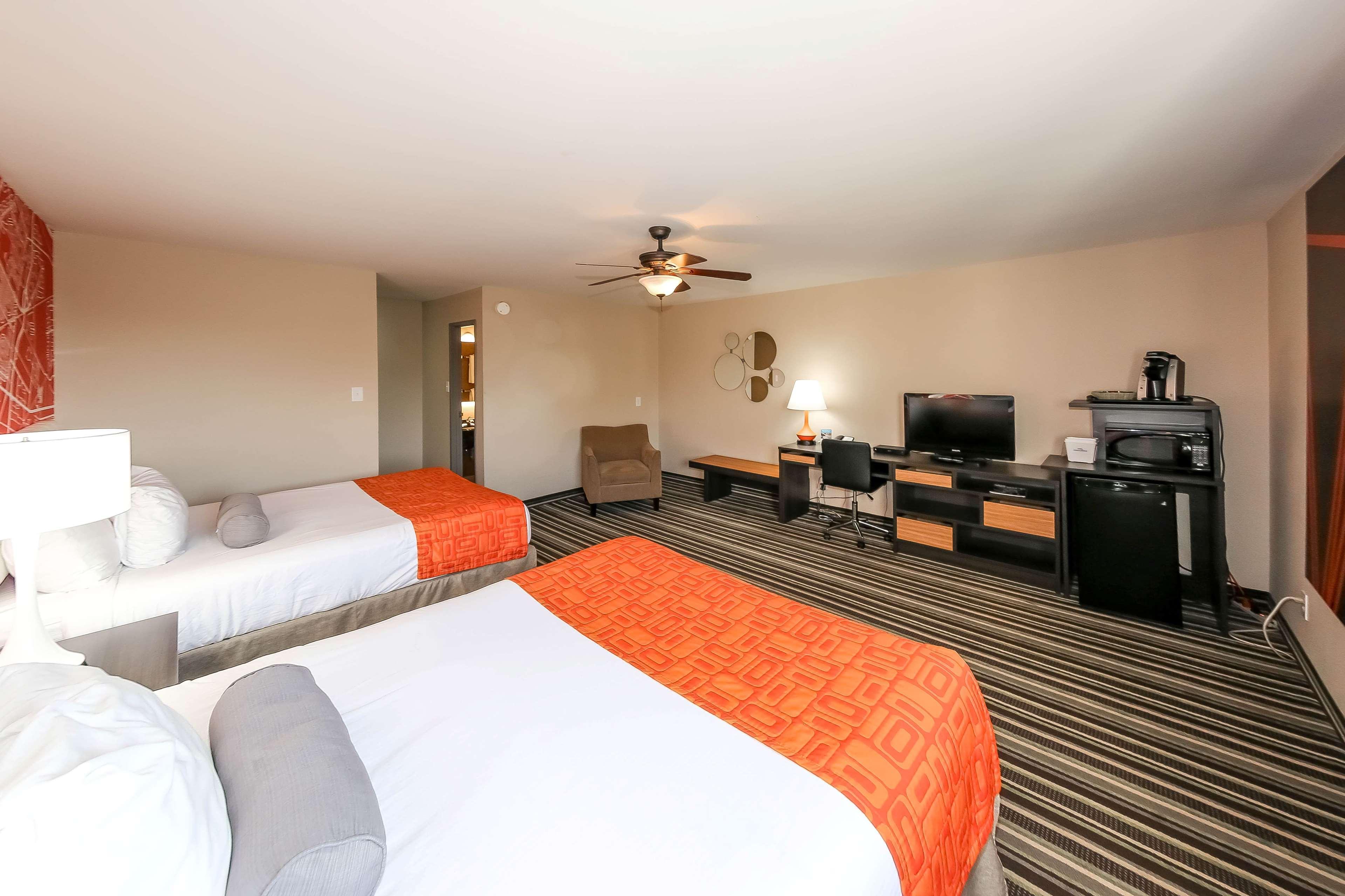 Howard Johnson By Wyndham Winnipeg West Экстерьер фото
