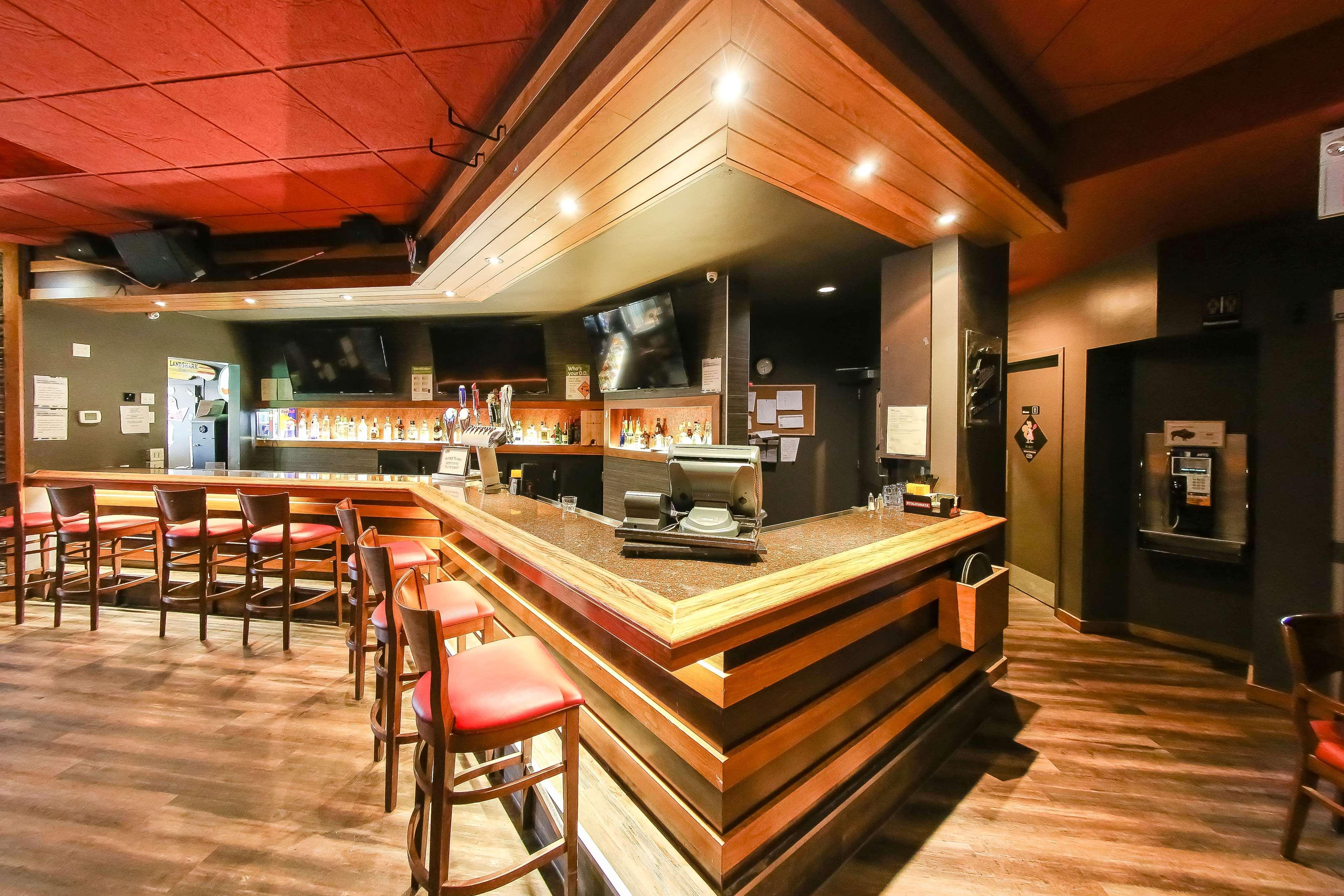 Howard Johnson By Wyndham Winnipeg West Экстерьер фото