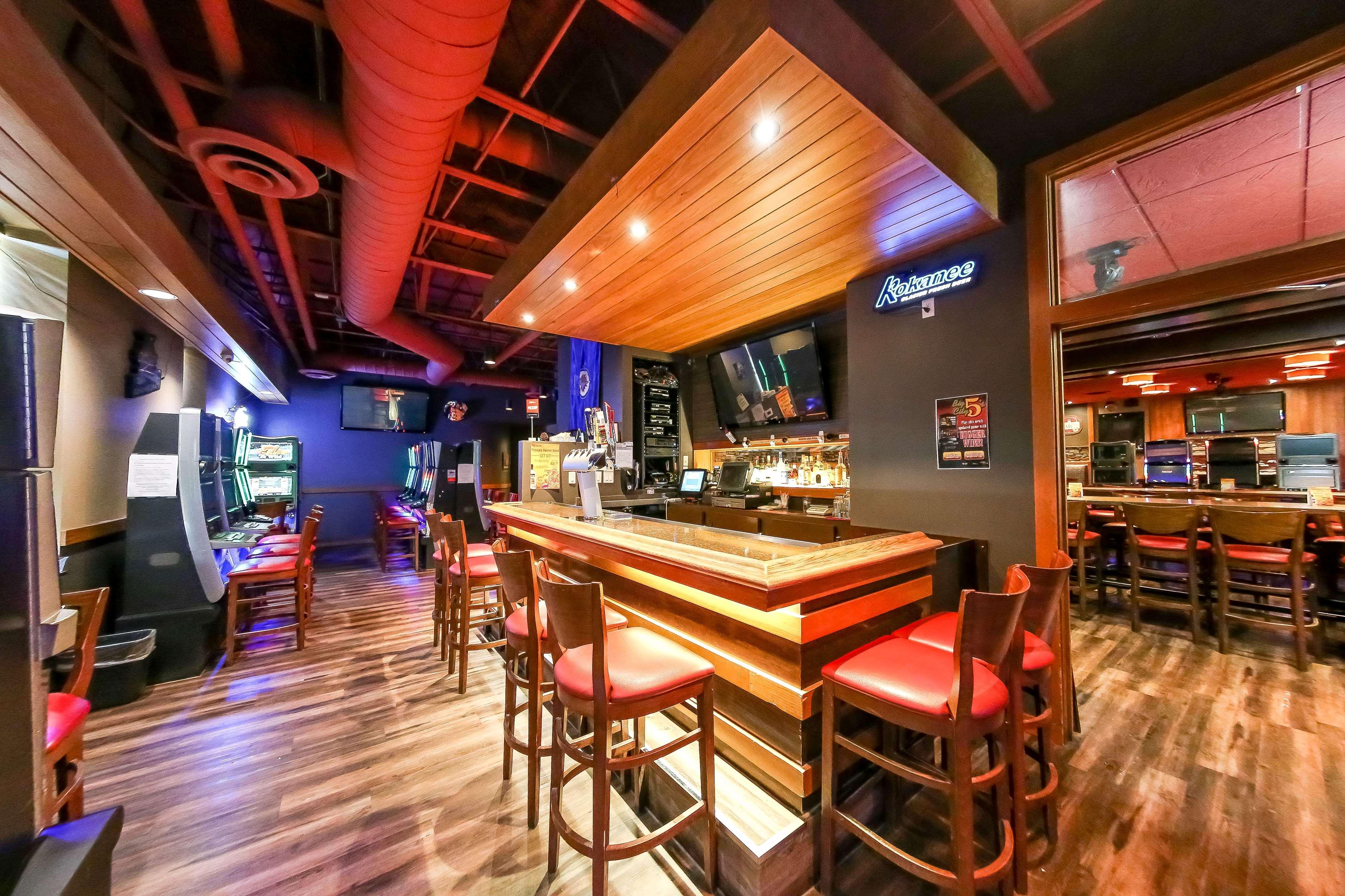 Howard Johnson By Wyndham Winnipeg West Экстерьер фото