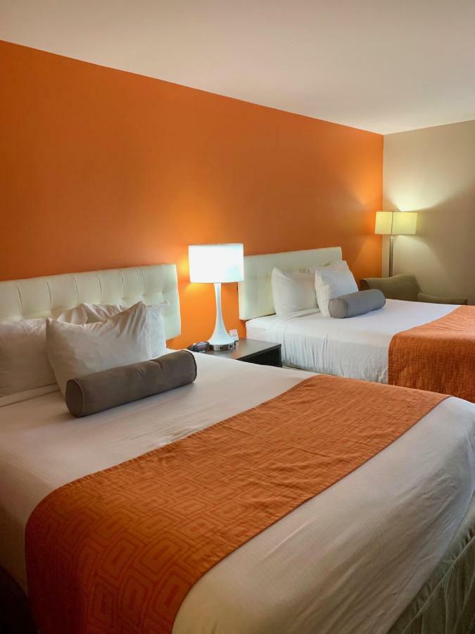 Howard Johnson By Wyndham Winnipeg West Экстерьер фото