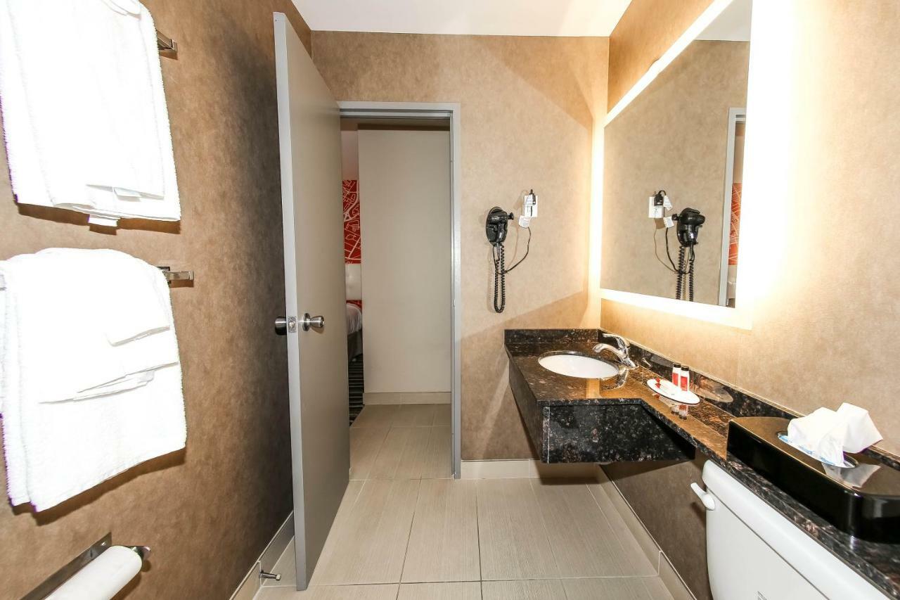 Howard Johnson By Wyndham Winnipeg West Экстерьер фото