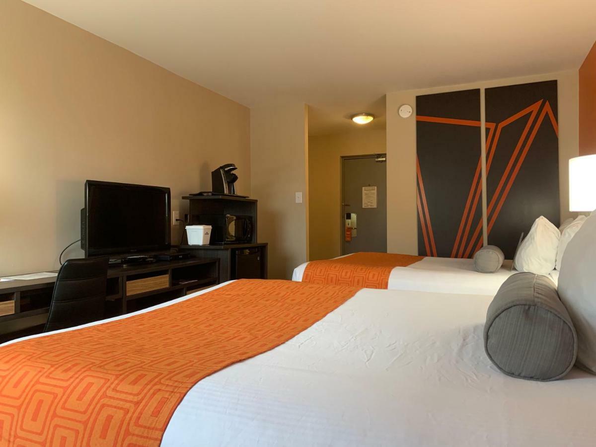 Howard Johnson By Wyndham Winnipeg West Экстерьер фото