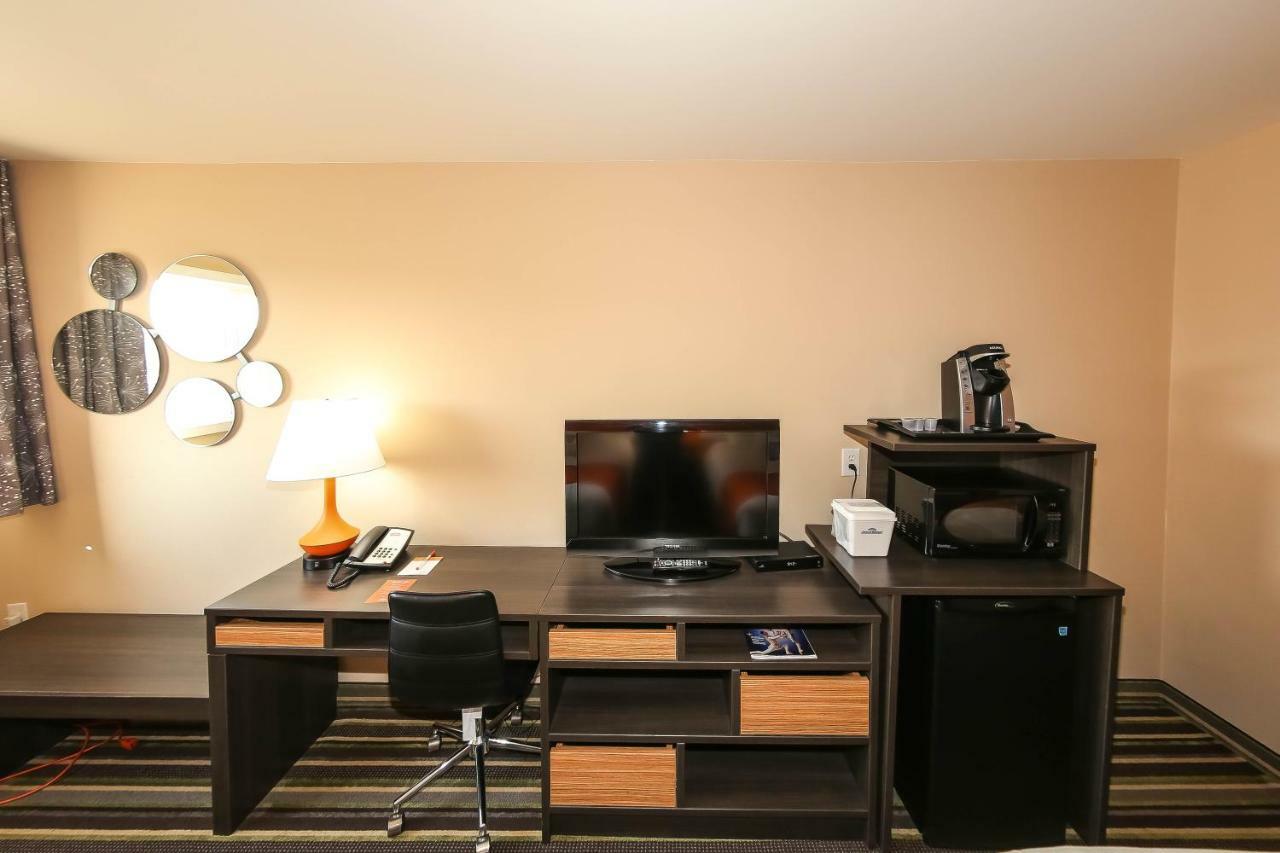 Howard Johnson By Wyndham Winnipeg West Экстерьер фото