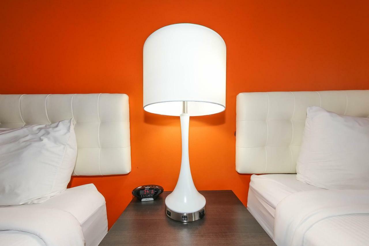 Howard Johnson By Wyndham Winnipeg West Экстерьер фото