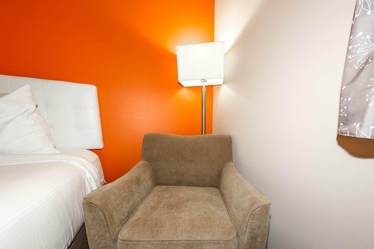 Howard Johnson By Wyndham Winnipeg West Экстерьер фото