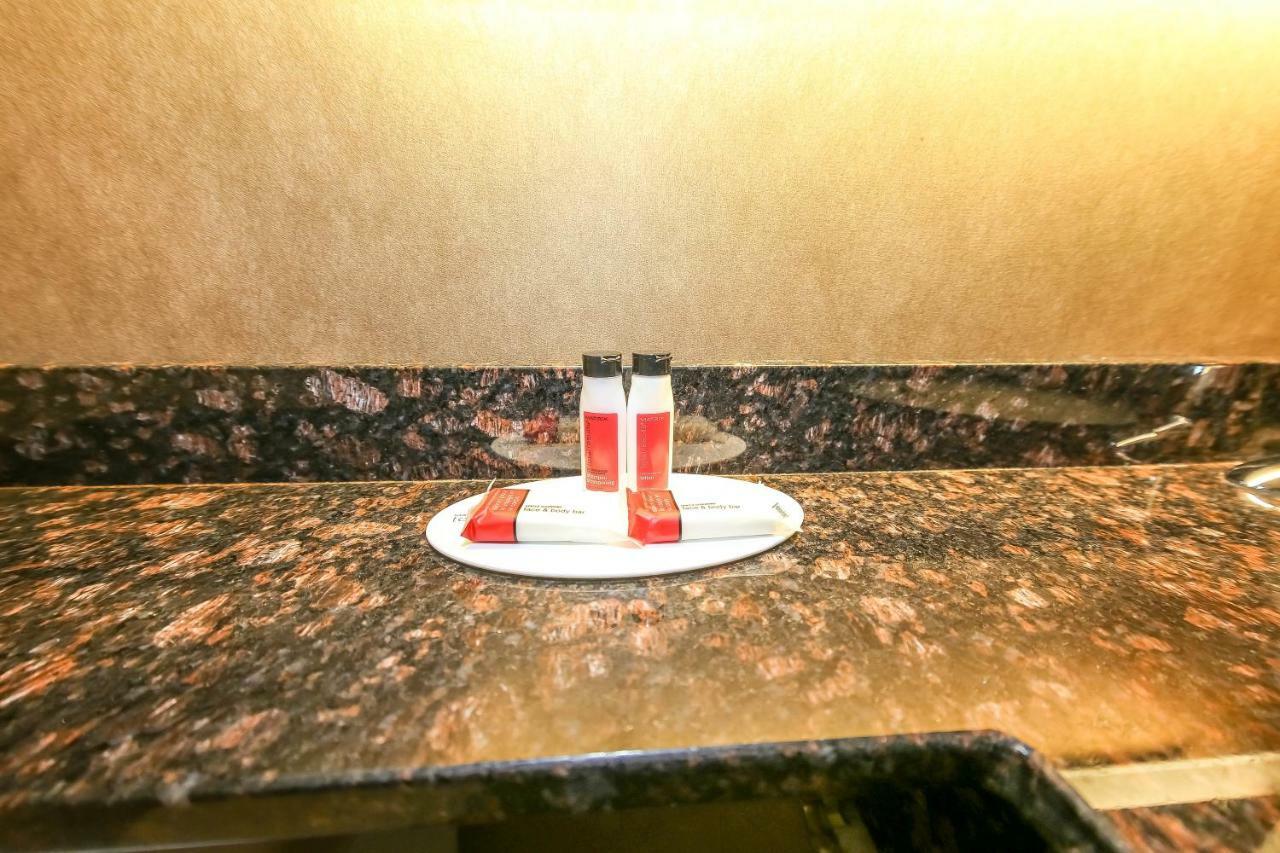 Howard Johnson By Wyndham Winnipeg West Экстерьер фото